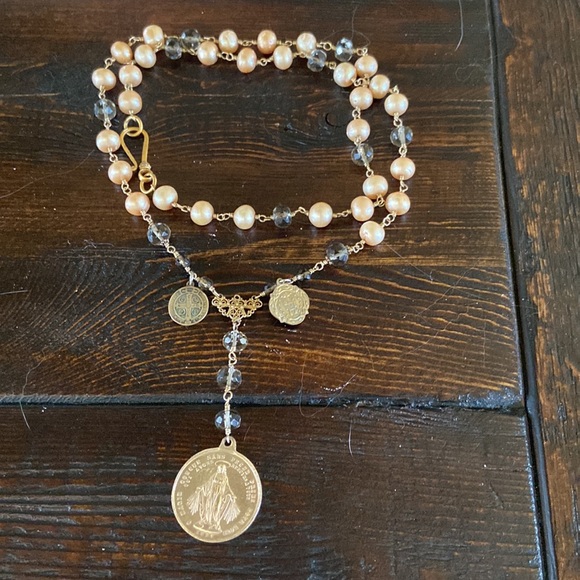 Luxurious VIRGINS SAINTS & ANGELS pearl and gold necklace - Picture 5 of 7